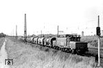 254 021 (ex E 94 021) fährt mit einem Kesselwagenzug auf dem Leipziger Güterring am Einfahrvorsignal des Bahnhofs Leipzig-Wiederitzsch in Richtung Osten vorbei. Auf Höhe der im Hintergrund sichtbaren Brücke befindet sich der Abzweig "L", an dem sich der Leipziger Güterring in einen Ast nach Leipzig-Leutzsch (links abzweigend) und einen Ast nach Leipzig-Wahren verzweig. Die beiden rechten Gleise auf dem Foto sind die Ferngleise in Richtung Schkeuditz / Halle (Saale).  (01.10.1972) <i>Foto: Michael Malke</i>
