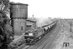 DR 120 188 vom Bw Leipzig-Wahren mit einem Gdg in Leipzig-Plagwitz. Der Wasserturm gehört zu dem links neben dem Zug liegenden Bw. Das Bw ist heute Teil des Vereins Eisenbahnmuseum Bayerischer Bahnhof zu Leipzig e.V. (01.10.1972) <i>Foto: Michael Malke</i>