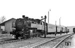 86 1123 (Bw Aue) mit einem Personenzug in Eibenstock unterer Bf an der Strecke Aue - Adorf (Vogtl). Am 27. September 1975 verkehrten hier letztmals Züge, auch der Verkehr auf der Steilstrecke nach Eibenstock ob Bf wurde eingestellt, da die Gegend für den Bau der geplanten Talsperre Eibenstock im Wasser versank. (29.04.1972) <i>Foto: Michael Malke</i>
