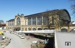 Seit Ende 1962 führte die Dag-Hammarskjöld-Brücke (hier im Bild) kreuzungsfrei über den gleichnamigen Bahnhofsvorplatz an der Südwestseite des Bahnhofs Hamburg Dammtor. Für die Umgestaltung des Congress Centers Hamburg wurde die Brücke im Sommer 2020 sang- und klanglos abgerissen. Selbst die Hamburger Bevölkerung war davon völlig überrascht. Nun wird befürchtet, dass auch der östliche Teil der Dag-Hammarskjöld-Brücke, der über den Dammtordamm führt und den Gustav-Mahler-Park mit Planten und Blomen verbindet, eines Tages verschwindet. Die Brücke wurde übrigens nach dem Namen des UN-Generalsekretär und Friedensnobelpreisträger Dag Hammarskjöld benannt, der 1961 bei einem Flugzeugabsturz ums Leben gekommen war.  (03.2020) <i>Foto: Benno Wiesmüller</i>