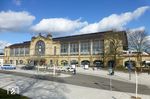 So sieht der neue Bahnhofsvorplatz in Hamburg Dammtor ohne die Dag-Hammarskjöld-Brücke seit Sommer 2020 aus. (23.02.2022) <i>Foto: Benno Wiesmüller</i>