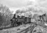 Am Freitag, dem 13. Januar 1984, verkehrten die letzten Reisezüge zwischen Niederschmiedeberg und Jöhstadt auf der Schmalspurbahn Wolkenstein - Jöhstadt, nachdem die zuständige Bahnmeisterei die Verantwortung für einen Weiterbetrieb auf den maroden Gleisen nicht mehr verantworten konnte. Drei Tage vor Einstellung des Betriebes fährt einer der letzten Reisezüge mit 99 1585 in Steinbach (bei Jöhstadt) ein. (09.01.1984) <i>Foto: Joachim Schmidt</i>