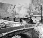 Nach der Sperrung des Abschnitts zwischen Niederschmiedeberg und Jöhstadt, wurde noch ein Restverkehr zwischen Wolkenstein und Niederschmiedeberg aufrechterhalten, der insbesondere das Kühlschrankwerk in Niederschmiedeberg bediente. 99 1585 erreicht vor einem Güterzug mit Personenbeförderung den Bahnhof Niederschmiedeberg. Die Einstellung des Personenverkehrs auf dem Reststück zwischen Wolkenstein und Niederschmiedeberg folgte am 30. September 1984. Bis zum 20. November 1986 wurde noch das Kühlschrankwerk in Niederschmiedeberg über die Schiene versorgt. Die Gesamtstilllegung der Strecke erfolgte am 31. Dezember 1986.  (19.02.1984) <i>Foto: Joachim Schmidt</i>
