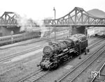 58 456 vom Bw Dresden-Friedrichstadt, die am 31.08.1949 auf Staubkohlefeuerung umgebaut worden war, im Gleisvorfeld des Dresdner Hauptbahnhofs an der Hohen Brücke, die die Seevorstadt mit der Südvorstadt verband. Im Zuge der Elektrifizierung des Hauptbahnhofs wurde die Brücke 1965 abgerissen, da ihre lichte Höhe zum Anbringen der Fahrleitung nicht ausreichte (10.09.1964) <i>Foto: Jörg Schulze</i>