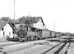 99 584 auf der Schmalspurbahn Mügeln – Neichen im Bahnhof Wermsdorf (b Oschatz). Die 1888 eröffnete 24 km lange Strecke verband Mügeln (b Oschatz) über Wermsdorf und Mutzschen mit Neichen. Sie diente vor allem dem Güterverkehr mit landwirtschaftlichen Produkten, hauptsächlich der Zuckerrüben­ernte. Auch der Ausflugsverkehr zum Horstsee hatte eine gewisse Bedeutung. Zwischen 1967 und 1972 wurde der Großteil der Strecke schrittweise stillgelegt, in Betrieb ist heute noch das Teilstück von Mügeln nach Glossen. (13.09.1964) <i>Foto: Jörg Schulze</i>