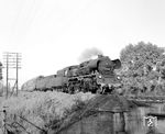 23 1002, eine LKM-Neubaulok aus dem Jahr 1957, mit einer Doppelstock-Garnitur an der Parthebrücke in Borsdorf, östlich von Leipzig. (14.09.1964) <i>Foto: Jörg Schulze</i>
