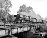 23 1076 vom Bw Leipzig Hbf Süd auf der Parthebrücke in Borsdorf nahe Leipzig. Hinter der Lok läuft der Pw4ü 644-031 mit preußischen Regeldrehgestellen, der als einziger Packwagen so ausgerüstet war. (14.09.1964) <i>Foto: Jörg Schulze</i>