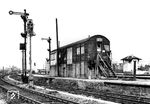 Durch die Bombardierung der Alliierten in den Jahren 1944 und 1945 wurde der Essener Hauptbahnhof schwer beschädigt. Davon betroffen waren auch die Stellwerke, die durch Notbauten in ausgedienten Wagenkästen provisorisch ersetzt wurden. Die Behelfsstellwerke, wie das Stellwerk "Esb" in der Ostausfahrt des Essener Hauptbahnhofs, blieben - obwohl nur als kurzfristiges Provisorium gedacht – teilweise bis weit in die 1960er Jahre bestehen. (1950) <i>Foto: Willi Marotz</i>