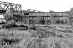 Im Vergleich zum Bild 49435 ist der Blick in das ehemalige Bw Berlin Potsdamer Gbf an der Brücke der Hochbahnstrecke Bülowstraße—Gleisdreieck nur noch trostlos. Das Bw wurde bereits am 11. Oktober 1948 geschlossen. Die Anlagen existieren nicht mehr, heute befindet sich hier der Park am Gleisdreieck.  (1983) <i>Foto: Karsten Risch</i>