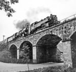 In der ehemaligen DDR wurde jährlich der zweite Sonntag im Juni als Ehrentag für die Werktätigen im Verkehrswesen begangen. Anläßlich des "Tag des Eisenbahners" wurden vom DMV (Deutscher Modelleisenbahn Verband der DDR) Sonderfahrten und Lokausstellungen in Zusammenarbeit mit der Deutschen Reichsbahn organisiert wie hier mit 86 1245 und einer 50 auf dem Viadukt Crumbach bei Hainichen. (13.06.1976) <i>Foto: Karsten Risch</i>