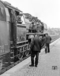 Ein letzter prüfender Blick auf 50 3536, bevor es für das neue Lokpersonal im Bahnhof Nossen weitergeht. (1982) <i>Foto: Karsten Risch</i>