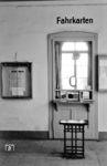 Der morbide Charme der Fahrkartenausgabe in Nossen, die zum Zeitpunkt der Eröffnung im Jahr 1873 kaum anders ausgesehen haben dürfte. (1982) <i>Foto: Karsten Risch</i>