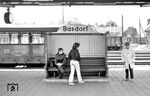 Der Bahnhof Basdorf ist eine Station der Heidekrautbahn, die 1901 als Provisorium entstand. 1905 waren die Gebäude fertig und er ging offiziell in Betrieb. Schnell entwickelte er sich zum Betriebsmittelpunkt der Niederbarnimer Eisenbahn (NEB). Er erhielt ein Bahnbetriebswerk mit Versorgungsanlagen für Dampflokomotiven. Im Bahnhof trennen sich die Streckenäste nach Liebenwalde bzw. Groß Schönebeck. Die Niederbarnimer Eisenbahn sanierte nach 2000 den Bahnhof. Zeitgleich eröffneten die Mitglieder des Vereins Berliner Eisenbahnfreunde in einem Gebäude und auf Teilen der Freifläche das Heidekrautbahn-Museum.  (1982) <i>Foto: Karsten Risch</i>