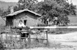Eine Schrankenwärterin am Po 46 bei Pößneck. In der DDR gab es nach offiziellen Angaben keine Altersarmut. Rentner waren jedoch infolge des niedrigen Rentenniveaus diejenige Gruppe, die am häufigsten von Armut betroffen waren. Das Rentensystem der DDR war kaum am Erwerbseinkommen orientiert, sondern ein Grundversorgungssystem in Form einer Volksversicherung. Aufgrund der geringen Renten mussten viele Rentner weiterhin arbeiten, um ihren Lebensunterhalt zu bestreiten, wie diese Dame als Schrankenwärterin bei der Reichsbahn. (1980) <i>Foto: Karsten Risch</i>