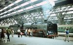 01 2118 ist mit einem Eilzug aus Saalfeld in Leipzig Hbf eingetroffen und findet dort sofort große und kleine Bewunderer. (01.09.1980) <i>Foto: Bruno Gode</i>