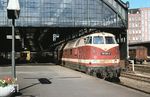 DR 118 145 mit D 1431 (Köln - Hamburg - Lübeck - Herrnburg - Bad Kleinen - Rostock) in Lübeck Hbf. Die Rostocker Lok hatte den Zug hier von einer Lübecker 221 übernommen. (1976) <i>Foto: Jochen Lawrenz</i>