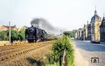 Mit 120 km/h rauscht 01 2050 mit dem "Städteschnellverkehr" D 176 nach Berlin durch Weinböhla. (07.1977) <i>Foto: Karsten Risch</i>