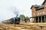 01 2118 trifft mit P 3025 (Gera - Saalfeld) in Weida ein. (1980) <i>Foto: Karsten Risch</i>