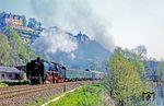 Vor der Kulisse der Dornburger Schlösser fährt 01 2204 mit P 4005 nach Saalfeld vorbei. (05.1980) <i>Foto: Karsten Risch</i>