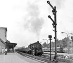 58 2051 dampft mit einem Güterzug nach Schwarzenberg aus dem Bahnhof Aue. Der Bahnhof ist heute kaum mehr wiederzuerkennen: Das Bahnhofsgebäude sowie alle Güterzuganlagen links davon wurden abgerissen. (1976) <i>Foto: Karsten Risch</i>