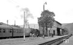 94 2105 vor dem morbiden Charme des Bahnhofs Eibenstock unt Bf. Die unverputzte linke Giebelwand des Bahnhofsgebäudes rührt von einem Unfall am 29. Januar 1945 her, als wegen eines Bremsversagens an einem talwärts fahrenden Zug fünf Menschen getötet und 39 verletzt wurden. An diesem Tag stand die Einfahrweiche 1 nicht in Richtung Sandgleis, sondern führte in das Stumpfgleis 7 hinter dessen Prellbock sich das Empfangsgebäude befand. Dessen Giebelwand wurde bei diesem Unfall schwer beschädigt.  (19.05.1975) <i>Foto: Wolfram Müller</i>