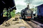 Und das war wohl das Objekt der Begierde. 94 2105 im Eibenstock ob. Bf mit rollendem Material, das dem Alter der Lok nicht nachstehen dürfte. (19.05.1975) <i>Foto: Karsten Risch</i>