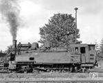 Porträtaufnahme der mittlerweile 52 Jahre alten 94 2105 in Eibenstock oberer Bf. Sie wurde von Mitarbeitern des Bw Aue vor der Verschrottung bewahrt und ist heute im Eisenbahnmuseum Schwarzenberg hinterstellt. (19.05.1975) <i>Foto: Karsten Risch</i>