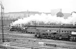 03 297 vom Bw Dresden-Altstadt trifft mit einer Personenzuggarnitur der Bauart Cu 21b/33 der DRG (eiserne Abteilwagen, ursprünglich 4. Klasse mit Tonnendach der Baujahre 1924-27) auf die im Vorfeld des Dresdner Hauptbahnhofs rangierende 38 1966. (10.09.1964) <i>Foto: Jörg Schulze</i>