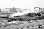22 076 vom Bw Karl-Marx-Stadt (Chemnitz), die ehemalige 39 029, fährt mit einer sehenswerten Länderbahngarnitur aus Dresden Hbf. (10.09.1964) <i>Foto: Jörg Schulze</i>