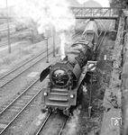 23 1044 vom Bw Dresden Altstadt als Schlusslok an einem Doppelstockzug bei der Einfahrt nach Dresden Hbf. (10.09.1964) <i>Foto: Jörg Schulze</i>