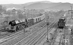 01 0525 fährt mit P 4005 aus Camburg in Saalfeld ein. Rechts steht 44 0324. (04.1977) <i>Foto: Burkhard Wollny</i>