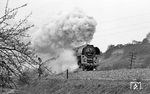01 0525 führt den E 802 nach Leipzig über die Steigung aus dem Saaletal in Richtung Unterwellenborn. (04.1977) <i>Foto: Burkhard Wollny</i>