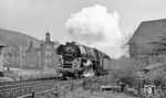 Etwas überraschend tauchte 01 0529 mit dem P 3004 auf dem falschen Gleis bei Saalfeld-Remschütz auf. (04.1977) <i>Foto: Burkhard Wollny</i>