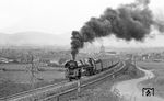01 0529 nimmt in der großen Kurve hinter Saalfeld Anlauf für die Bergfahrt nach Unterwellenborn. (04.1977) <i>Foto: Burkhard Wollny</i>