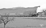 Eine Zugleistung, die noch 1977 zu 100% mit Dampf fuhr: 01 0529 hat in Saalfeld den E 802 aus Sonneberg von einer pr. T 20 übernommen und dampft die Steigung nach Unterwellenborn hinauf. Die Lok wird bis Leipzig am Zug bleiben. (04.1977) <i>Foto: Burkhard Wollny</i>