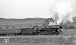 01 0529 kämpft sich mit dem E 802 die Steigung nach Unterwellenborn bergan. (04.1977) <i>Foto: Burkhard Wollny</i>
