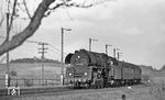 01 0534 erreicht mit P 3025 den Haltepunkt Traun zwischen Triptis und Neustadt (Orla). 2011 wurde der Haltepunkt aufgelassen. (04.1977) <i>Foto: Burkhard Wollny</i>