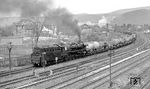 Der Umleitergüterzug nach Arnstadt mit 44 0221 an der Zugspitze und Schiebelok 44 0324 fährt aus Saalfeld. (04.1977) <i>Foto: Burkhard Wollny</i>