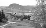 Ein weiterer Umleiterzug mit 44 0221 und der hier nicht sichtbaren Schublok 44 0104 rollt bei Milbitz nahe Rottenbach zu Tal. (04.1977) <i>Foto: Burkhard Wollny</i>