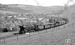 Ein Umleitergüterzug mit der Saalfelder 44 0221 (und Schublok 44 0601) bei Quittelsdorf. (04.1977) <i>Foto: Burkhard Wollny</i>