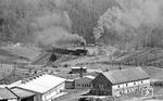 Zwischen Rottenbach und Milbitz kachelt der Umleitergüterzug mit 44 0221 und Schublok 44 0601 bergan. (04.1977) <i>Foto: Burkhard Wollny</i>