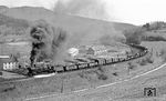 Die S-Kurven zwischen Rottenbach und Milbitz forderte von beiden Maschinen (44 0221 und Schublok 44 0601) vor dem Umleitergüterzug nochmals alles ab.  (04.1977) <i>Foto: Burkhard Wollny</i>