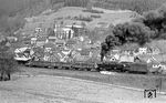 Schublok 44 0601 ballert bei Milbitz vorbei. (04.1977) <i>Foto: Burkhard Wollny</i>