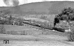 Volles Rohr geht es mit Schublok 44 0601 bei Milbitz vorbei in Richtung Paulinzella. (04.1977) <i>Foto: Burkhard Wollny</i>