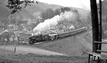 Prägend für das kleine Dorf Paulinzella ist das Kloster, das um 1102 durch die Benediktinerinnen gegründet wurde und oberhalb der Lok zu sehen ist. 65 1012 ist mit P 8042 aus Saalfeld nach Arnstadt unterwegs.  (04.1977) <i>Foto: Burkhard Wollny</i>