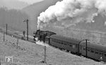 65 1076 mit einem Personenzug nach Arnstadt hinter Paulinzella. (04.1977) <i>Foto: Burkhard Wollny</i>
