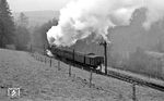 65 1076 verabschiedet sich hinter Paulinzella, um die letzte Steigung nach Singen zu nehmen. (04.1977) <i>Foto: Burkhard Wollny</i>