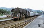 Die mit Boxpok-Rädern ausgerüstete 01 0507 fährt mit D 199 (Frankfurt/M - Frankfurt/O) durch Hönebach.  (07.1971) <i>Foto: Tim Howerter</i>