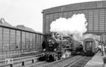 Auch 1986 gab es Sonderfahrten für Eisenbahnfreunde der DR in Westberlin, diesmal mit 38 1182 auf der auf der Strecke Zoo - Wannsee - Spandau - Zoo. 38 1182 setzt hier im Bahnhof Berlin Zoologischer Garten um. (03.1986) <i>Foto: Karsten Risch</i>