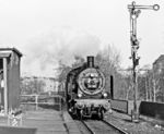 38 1182 fährt in Berlin-Charlottenburg ein. (03.1986) <i>Foto: Karsten Risch</i>